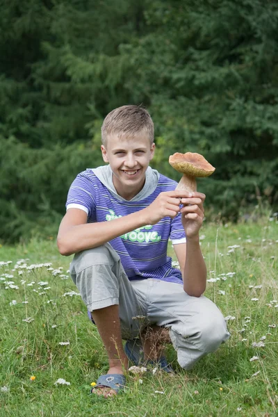 Подросток нашел белый гриб boletus — стоковое фото