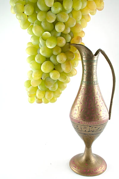 Uvas blancas y jarra de piedra — Foto de Stock