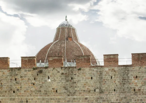Купол стіни і небо — стокове фото