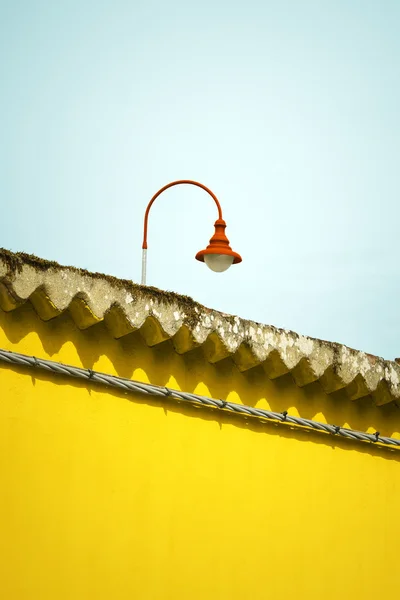 Sarı duvar ve kırmızı lambası — Stok fotoğraf