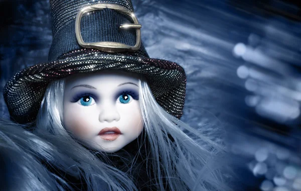 Кукла зимой — стоковое фото