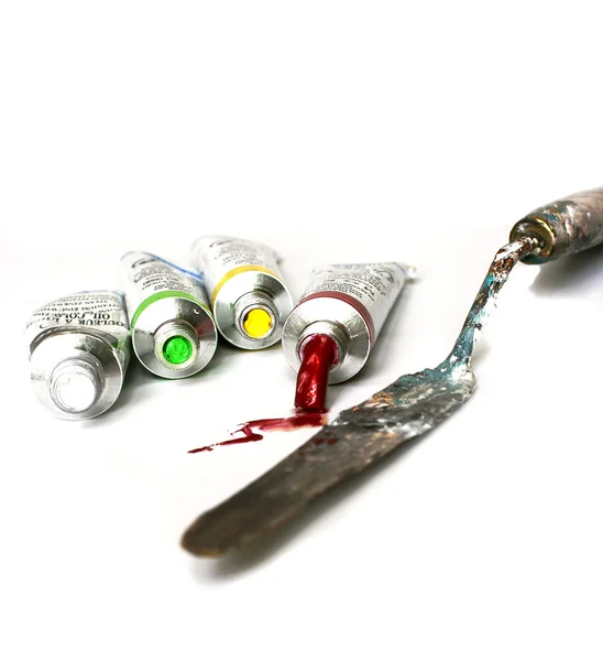 Csövek színeket, és spatula — Stock Fotó
