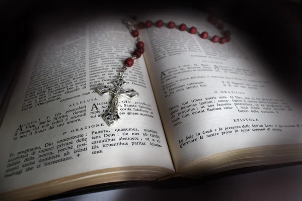 거룩 한 성경 과 묵주 — 스톡 사진