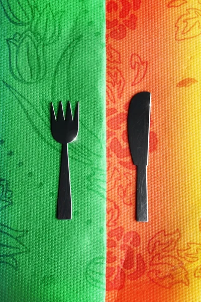 Bıçak ve çatal yeşil ve kırmızı — Stok fotoğraf