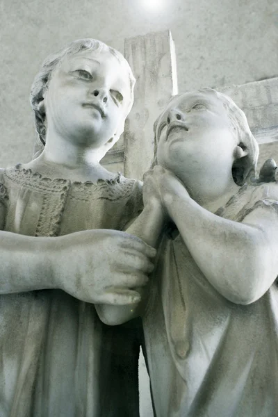 Скульптура двух детей — стоковое фото