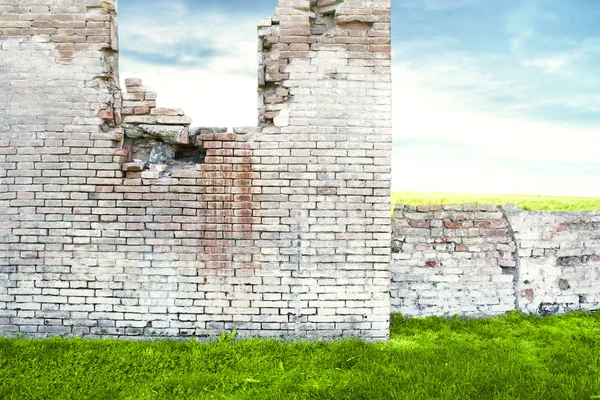 Yıkık tuğla duvar — Stok fotoğraf