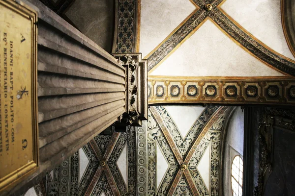 天井のロマネスク様式の大聖堂 — ストック写真