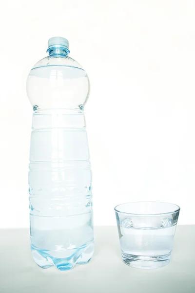 Bouteille en plastique et verre d'eau — Photo