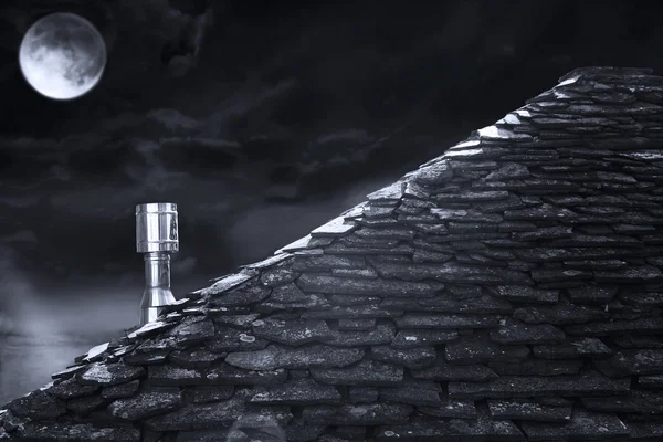 Dach bei Nacht in schwarz-weiß — Stockfoto