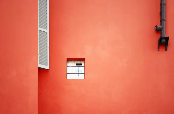 Fassade mit kleinem Fenster — Stockfoto