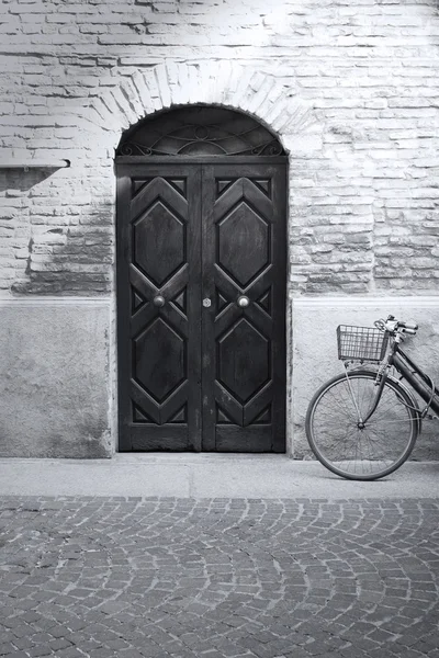 Preto e branco fachada antiga e bicicleta — Fotografia de Stock
