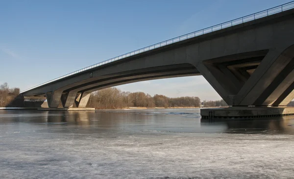 Most na rzece z lodu — Zdjęcie stockowe