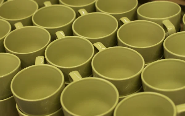 Зеленые пустые чашки — стоковое фото