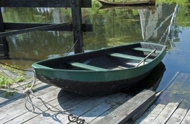 Suda eski ahşap bir tekne