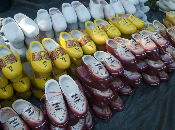 Sapatos de madeira no mercado — Fotografia de Stock