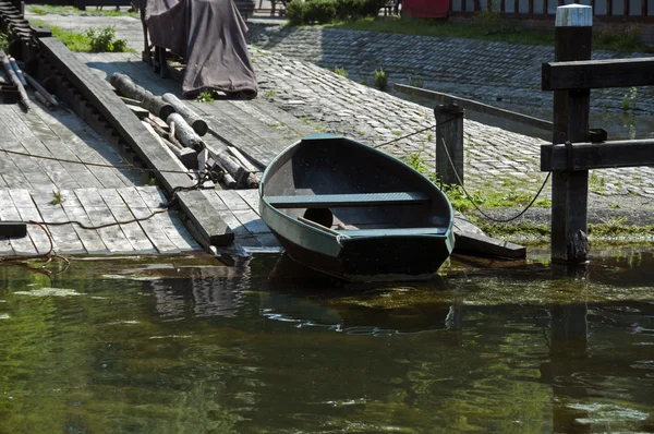 Лодка в воде — стоковое фото