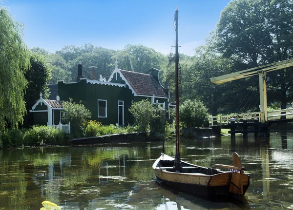 Nederlandse bridge en water — Stockfoto