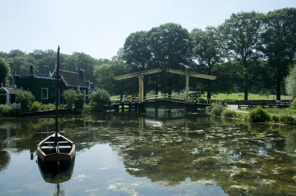 Nederlandse landschap met boot water en bridge — Stockfoto