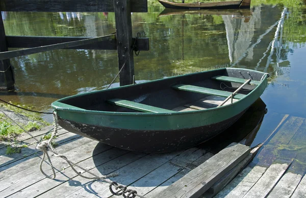 Παλιά ξύλινη βάρκα στο νερό — Φωτογραφία Αρχείου