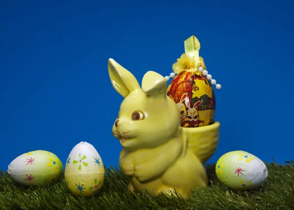 Пасхальний кролик приносить яйце — стокове фото