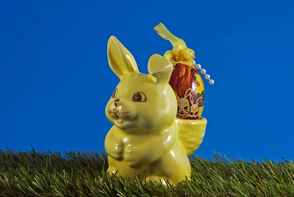 Великодній кролик з яйцями — стокове фото