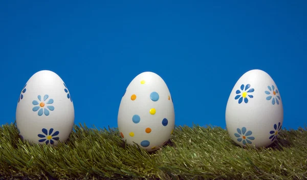 Eieren op groen gras — Stockfoto