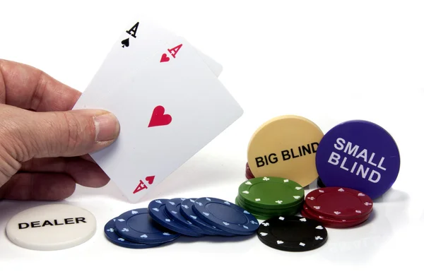 포커 게임 하는 동안 두 개의 ace와 손 — 스톡 사진