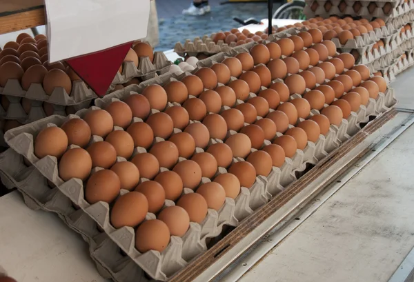 Яйца на рынке — стоковое фото