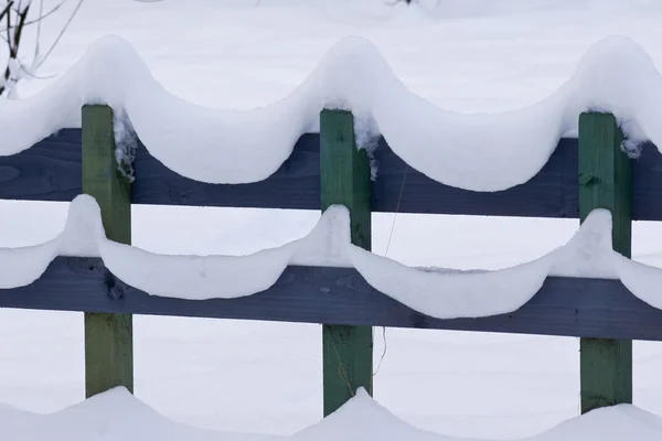 Recinzione coperta di neve. — Foto Stock