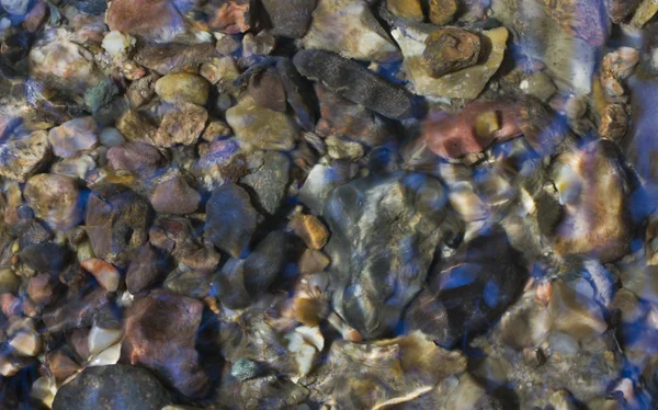 Stenen aan de onderkant van een stream. — Stockfoto