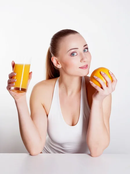 Flicka med apelsinjuice — Stockfoto
