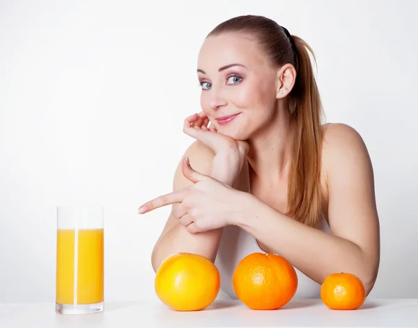 Дівчина з апельсиновим соком — стокове фото