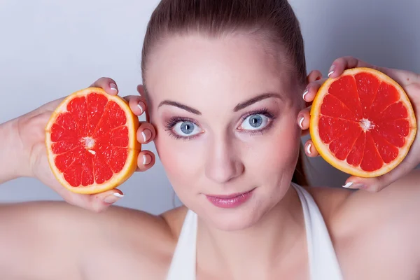 Flicka med apelsinjuice — Stockfoto