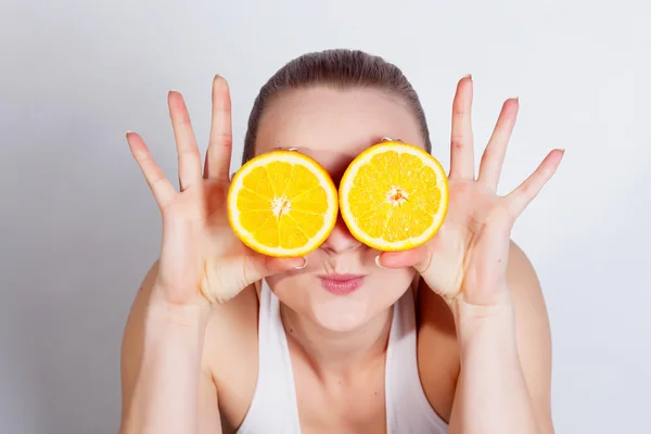 Menina com laranja fresca — Fotografia de Stock