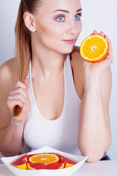Chica con naranja fresca —  Fotos de Stock