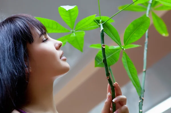 정원에서 녹색 잎을 가진 소녀 — 스톡 사진