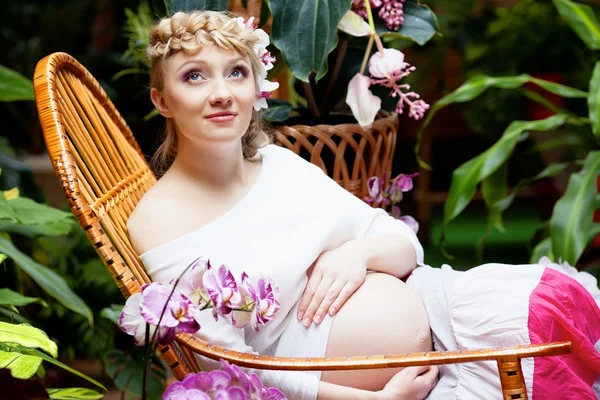 Mulher grávida no jardim — Fotografia de Stock