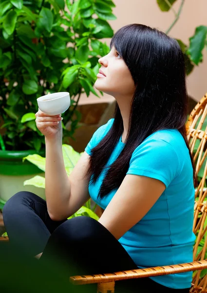 在花园杯咖啡的女孩 — 图库照片