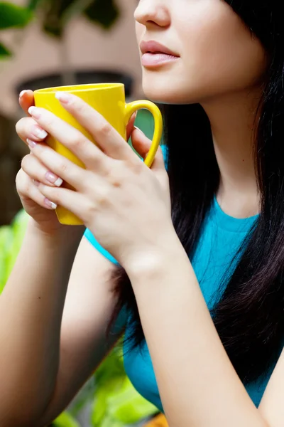 Κορίτσι με το φλυτζάνι του καφέ στον κήπο — Φωτογραφία Αρχείου
