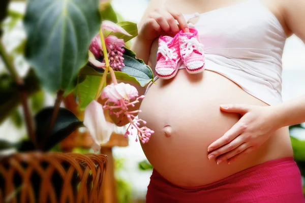 Mujer embarazada en el jardín —  Fotos de Stock
