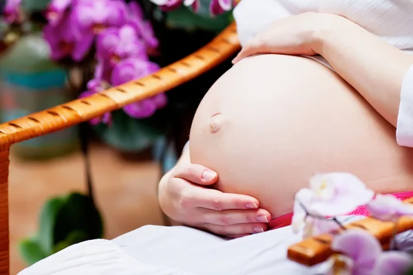 Kobieta w ciąży w ogrodzie — Zdjęcie stockowe