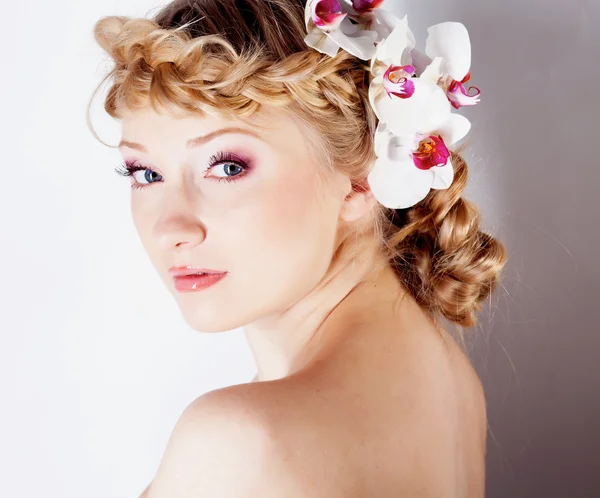 머리에 난초 꽃과 소녀 — 스톡 사진