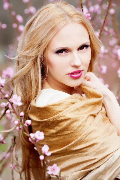 Girl in blossom garden — Stock Photo, Image