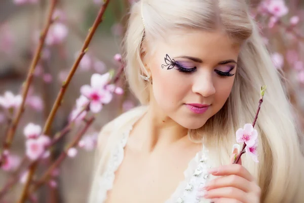 Girl in blossom garden — Stock Photo, Image