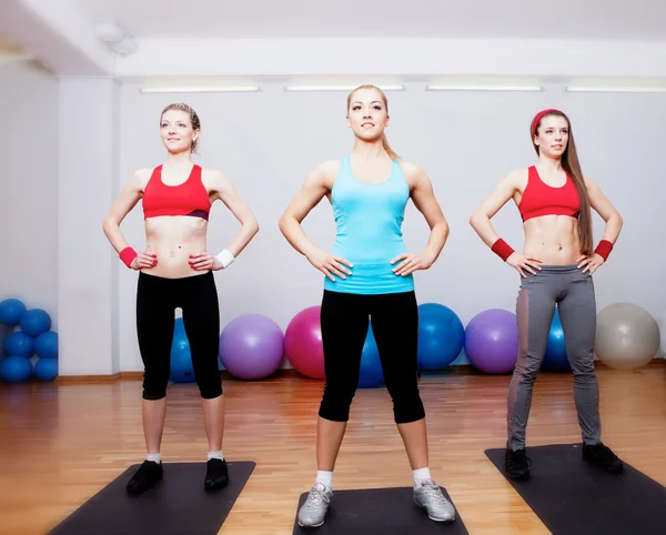 Meisjes op fitnesstraining — Stockfoto