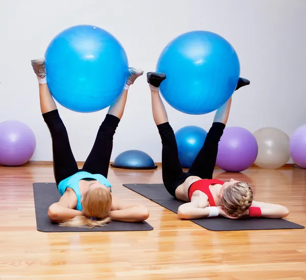 Meninas em treinamento de fitness — Fotografia de Stock