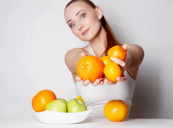 Flicka med citrusfrukter — Stockfoto