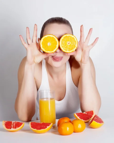 Flicka med citrusfrukter — Stockfoto