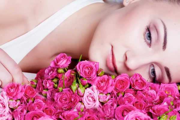 Fille avec des fleurs roses — Photo