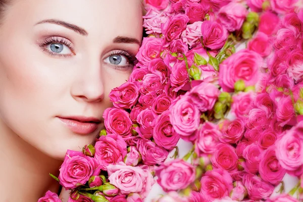 Chica con flores de rosa — Foto de Stock